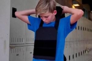 EN VIDEO: El chaleco antibalas diseñado para estudiantes tras recientes tiroteos en EEUU