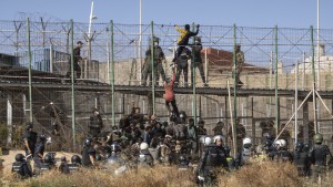 Mueren cinco migrantes en los enfrentamientos contra agentes marroquíes