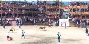 EN VIDEO: Múltiples muertos por desplome de palco de una plaza de toros en Colombia