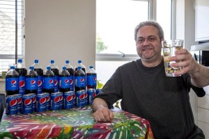 Bebía 30 latas de Pepsi por día durante 20 años: la extraña manera en que curó su adicción