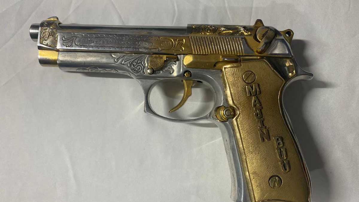 Extravagante: esta es la pistola de alias “Mayimbú” enchapada en oro y con la que mató a sus víctimas durante años