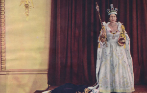 Ropa pesada y una vieja carroza de oro: la coronación de Isabel II, la ceremonia que ella recuerda como “algo horrible”