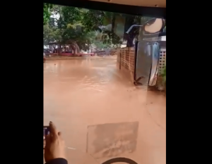 Recientes lluvias causaron el desbordamiento de la quebrada Tacoa en Vargas #29Jun (VIDEO)