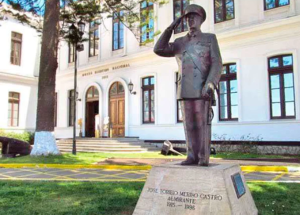 Chile: ordenaron retirar una estatua del jefe de la Armada durante la dictadura de Pinochet