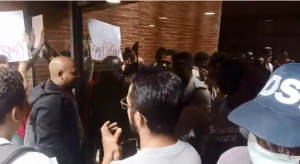 “Duque farsante”: protestaron en la alcaldía de Chacao para rechazar detención de jóvenes