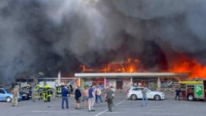Misil ruso impactó centro comercial de Ucrania con más de mil personas dentro del edificio (VIDEO)