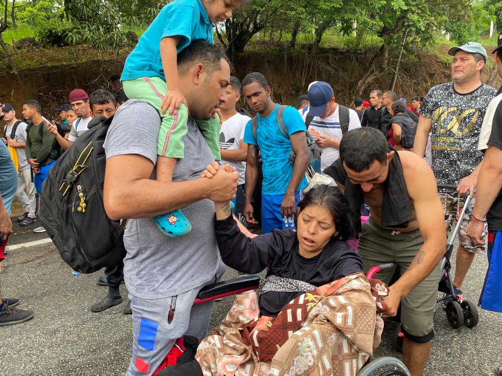 Venezolana enferma viaja en silla de ruedas en la caravana de migrantes en México (Video)