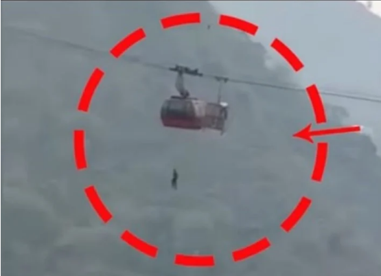 Aterrador VIDEO: Quedaron atrapados en un teleférico y los bajaron con una cuerda