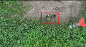 EN VIDEO: Soldado ruso murió tras ser atacado con un dron ucraniano mientras defecaba en el campo
