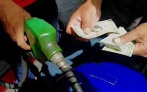 Al menos 5 dólares pagan usuarios si no quieren hacer cola para surtir gasolina en Anzoátegui (VIDEOS)