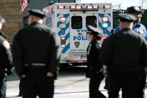 Terror en Queens: Escuchó por teléfono cuando su hijo era picado por su tío con un machete