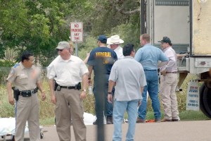 Rociaron con condimento para carne a los inmigrantes muertos dentro de camión en Texas