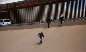 Migrantes que lleguen a la frontera de EEUU tienen que demostrar miedo creíble, afirma el Uscis
