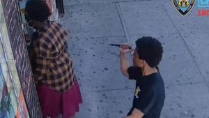 Imágenes sensibles: Apuñalan por la espalda a una joven cuando entraba a un restaurante en Brooklyn