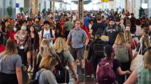 El caos de los vuelos se dispara por octavo día con miles de retrasos y cancelaciones en EEUU