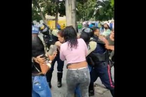 Desencuentro entre buhoneros y PoliChacao dejó varios detenidos en Chacaíto (Video)