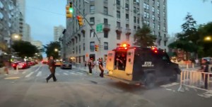 Pánico se apodera de plaza en Manhattan tras confundir fuegos artificiales con disparos