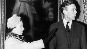 Traición en Buckingham: la oscura historia del aristócrata y asesor de la reina Isabel que era espía de la KGB
