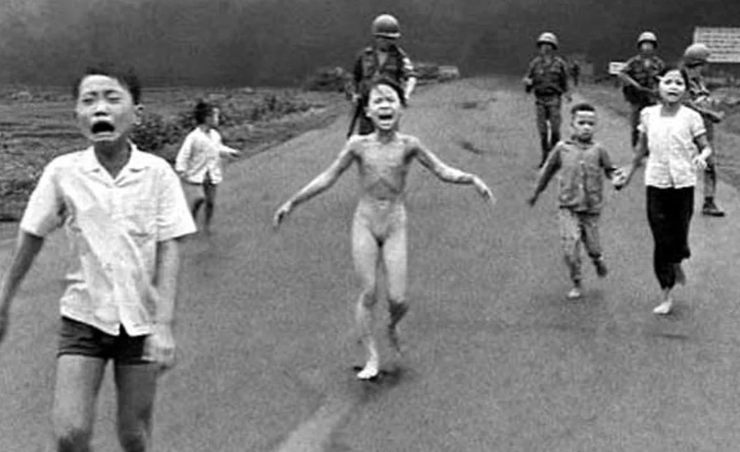 Su cuerpito quemándose, desnuda y aterrada: a 50 años de la niña que dio vuelta la guerra de Vietnam