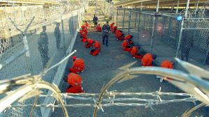 Las FOTOS secretas del Pentágono de los primeros prisioneros de la Base Naval de Guantánamo
