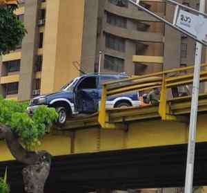 “Peligro en el elevado de Maripérez”: Vehículo perdió el control por el mal estado en que se encuentra el pavimento #12Jun (FOTOS)