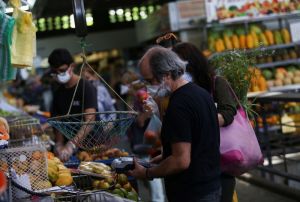 La crisis tiene a los venezolanos “entre la espada y la pared”: comprar comida o medicamentos