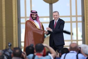 La visita del príncipe saudí a Turquía recompone las relaciones rotas