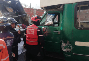 Al menos cinco personas murieron tras choque de un autobús con un camión de basura (Fotos)
