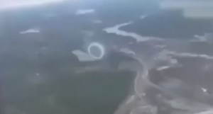¿Un portal a otra dimensión? Filman un misterioso anillo luminoso desde un avión (VIDEO)