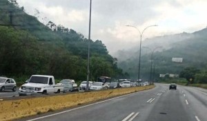 Reportan fuerte retraso vehicular en la Autopista GMA sentido Caracas #6Jun (Fotos)