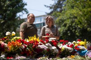 Ucranianos se aferran a la esperanza tras ataques rusos: “No pongas flores a mi hija porque la voy a encontrar viva” (FOTOS)