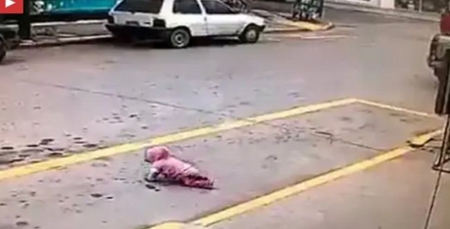 EN VIDEO: El desesperante momento en que una bebé intenta cruzar la calle gateando mientras pasan autos
