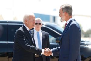 El rey Felipe VI recibe a Biden en Madrid para la cumbre de la Otan (VIDEO)