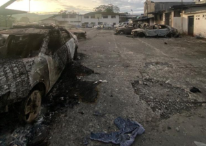 Al menos 18 vehículos resultaron calcinados en incendio de una base de Policía de Ecuador (VIDEO)