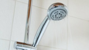 Por qué no deberías orinar en la ducha, explicado por varios doctores