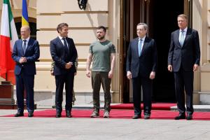 Zelenski agradece la visita y solidaridad de Macron, Scholz, Draghi e Iohannis