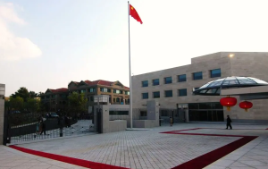 Para mostrar su descontento con el régimen chino, intentó incendiar la embajada en Washington