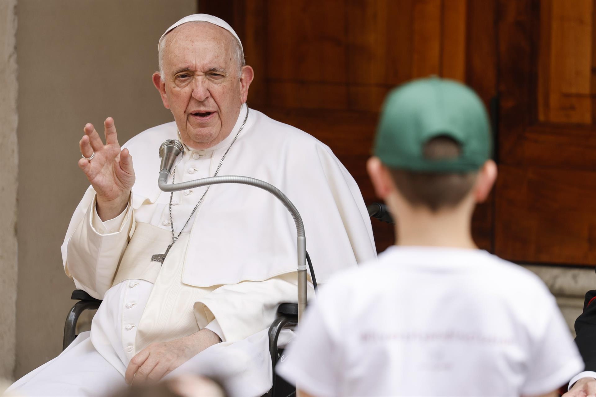 El papa Francisco dice a los jóvenes que es “legítimo rebelarse” contra la guerra