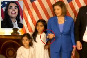 ¿La empujó? Acusan a Nancy Pelosi de apartar bruscamente a su hija durante una sesión de fotos (VIDEO)