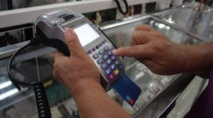 Espantados por el impuesto chavista, venezolanos se aferran a los bolívares para hacer pagos
