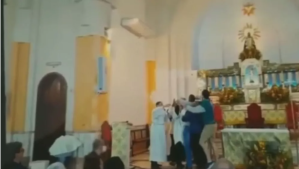 EN VIDEO: Hombre entró a una iglesia en Brasil y le cayó a golpes al sacerdote que se negó a casarse con él