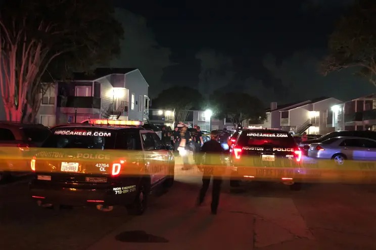 Mujer mató de un disparo al acosador que pateó la puerta de su casa en Texas
