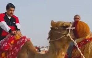 El “jeque” Maduro dándose colita en camello, lo más surrealista que verás hoy (VIDEO)