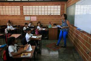 Al menos 46% de maestros venezolanos van a pie a la escuela