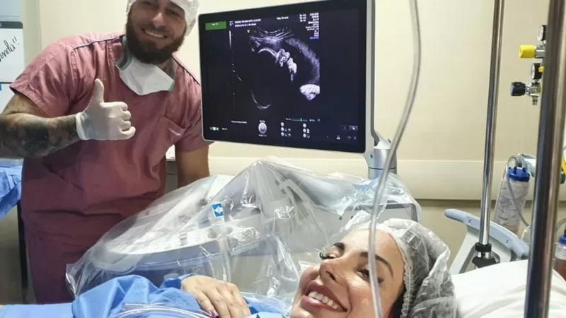 Extraordinaria operación donde quemaron el tumor de un bebé en el útero para salvarle la vida