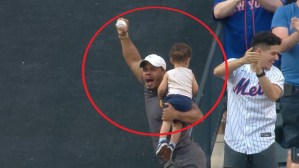 ¿El padre del año? Atrapa pelota en el aire con su hijo en brazos en pleno juego de las Grandes Ligas (VIDEO)