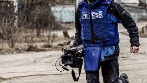 Más de 200 medios ucranianos cerrados y ocho periodistas muertos a un año de la invasión rusa