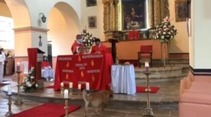 Perro aprovecha descuido de sacerdote y se “roba” un pan del altar en plena misa (VIDEO)