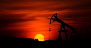 El petróleo cae tras anuncio de acuerdo para topear precio de crudo ruso