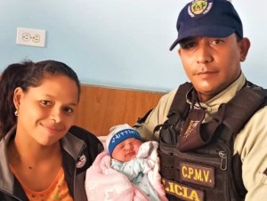 Policía se vistió de héroe al atender parto en un carro en Valencia… y todo en medio de un aguacero